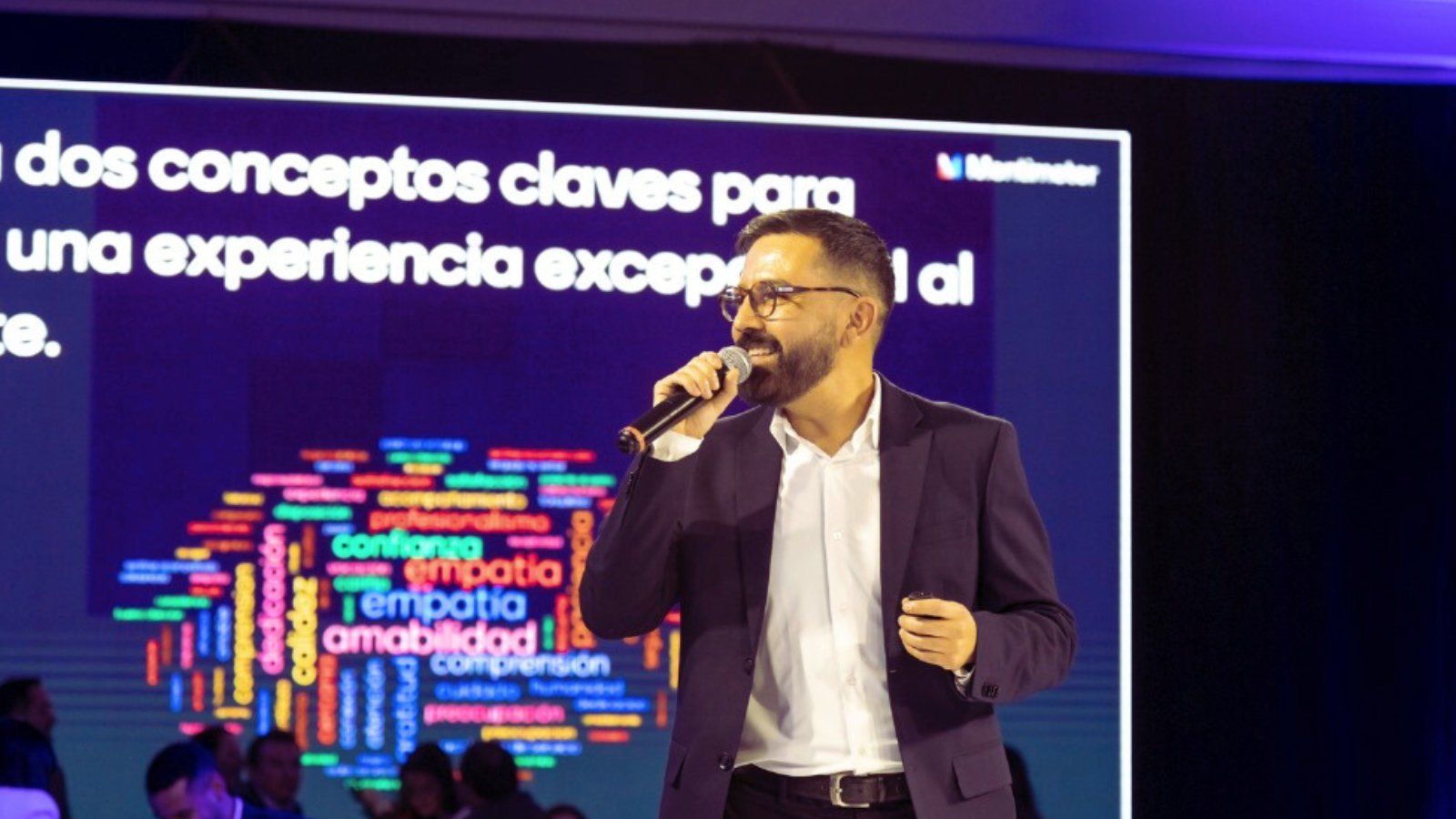 Angelo dando una charla